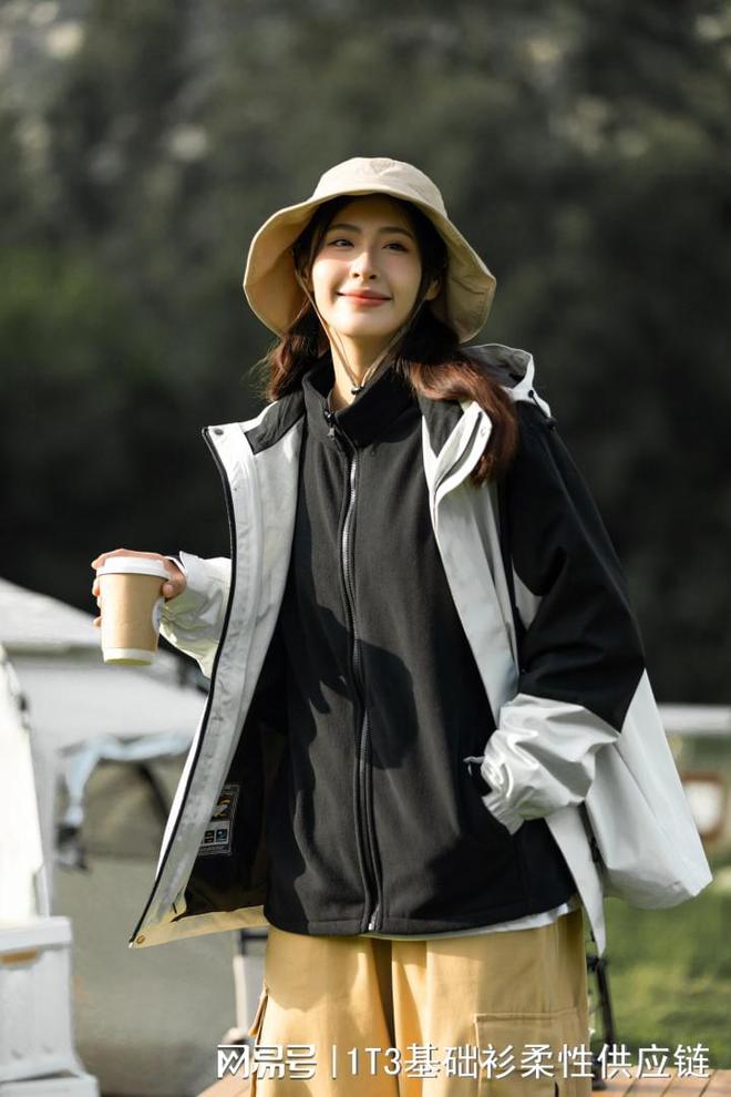巧妙穿搭冲锋衣尽享防水御寒魅力球王会平台秋冬户外必备：如何(图3)