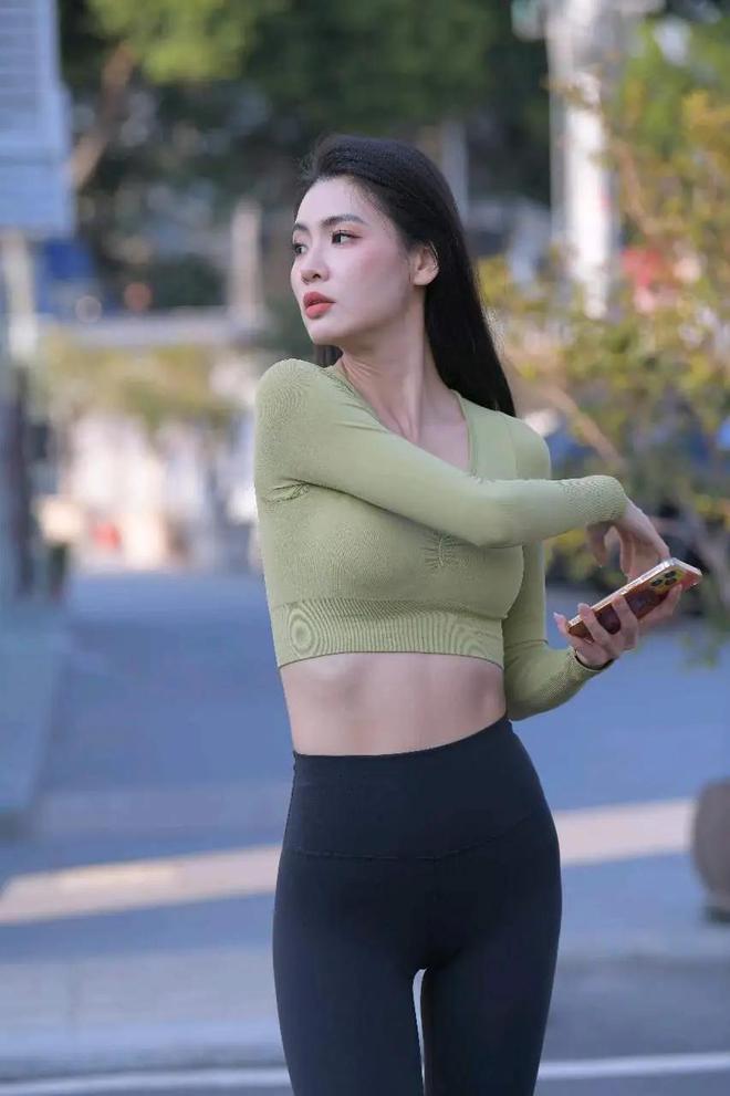 运动小姐姐露脐衣配运动裤球王会体育街头动感焦点：(图4)