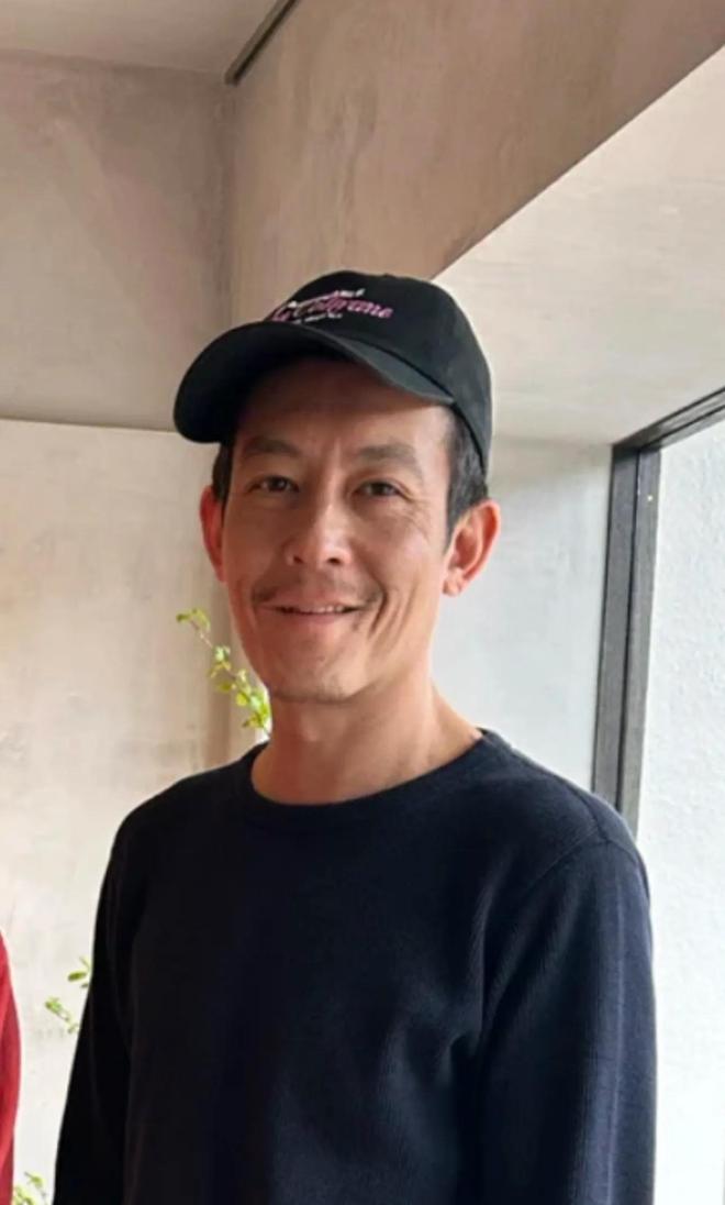 上皮包骨皱纹明显一股老人味日本偶遇陈冠希他瘦了好多脸(图4)