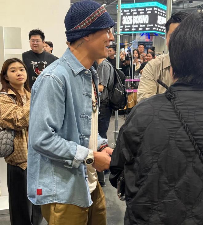 上皮包骨皱纹明显一股老人味日本偶遇陈冠希他瘦了好多脸(图6)