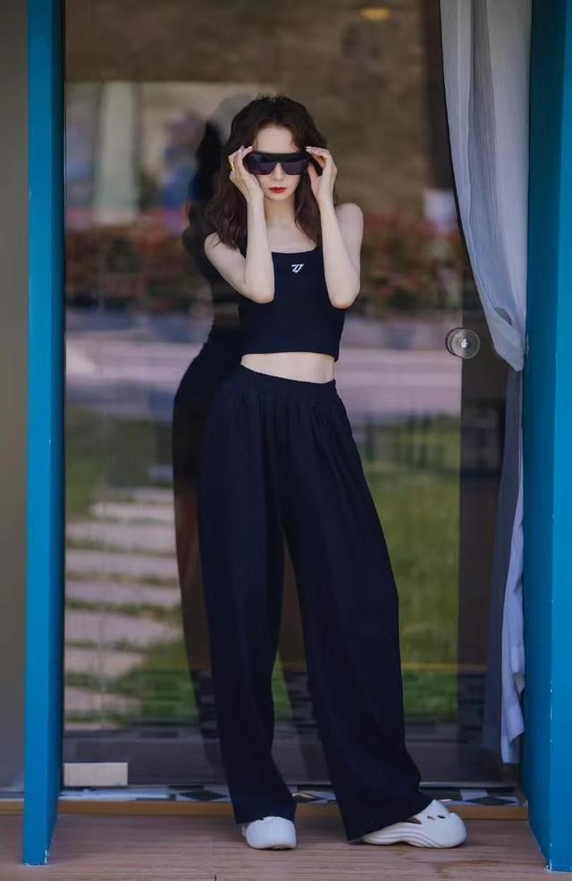 穿搭减龄洋气俊男靓女十分养眼戚薇和李承铉走机场一身休闲(图2)