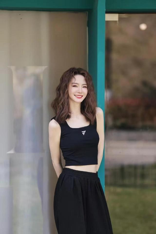 穿搭减龄洋气俊男靓女十分养眼戚薇和李承铉走机场一身休闲(图6)