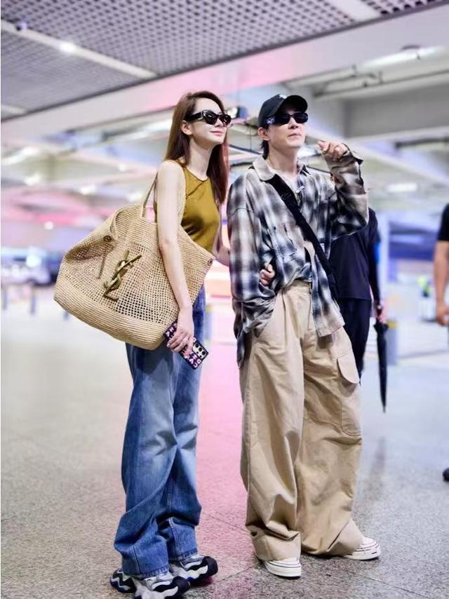穿搭减龄洋气俊男靓女十分养眼戚薇和李承铉走机场一身休闲(图7)
